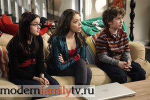 10  - Undeck the Halls ( ) Modern family